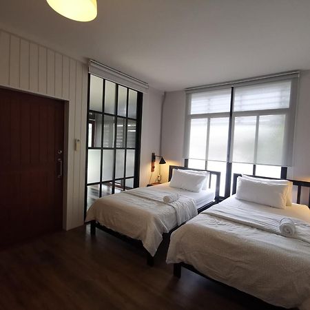 Liaw Base House Hostel Bangkok Exterior foto